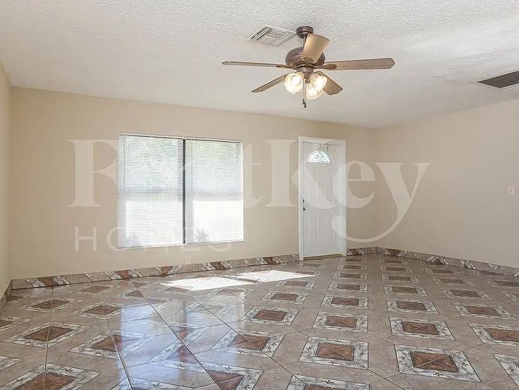 3 bed, 2.0 bath, 1418 sqft, $2,510 — Photo 2