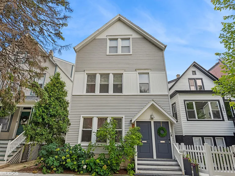 1637 W Barry Ave #1 — Photo 1