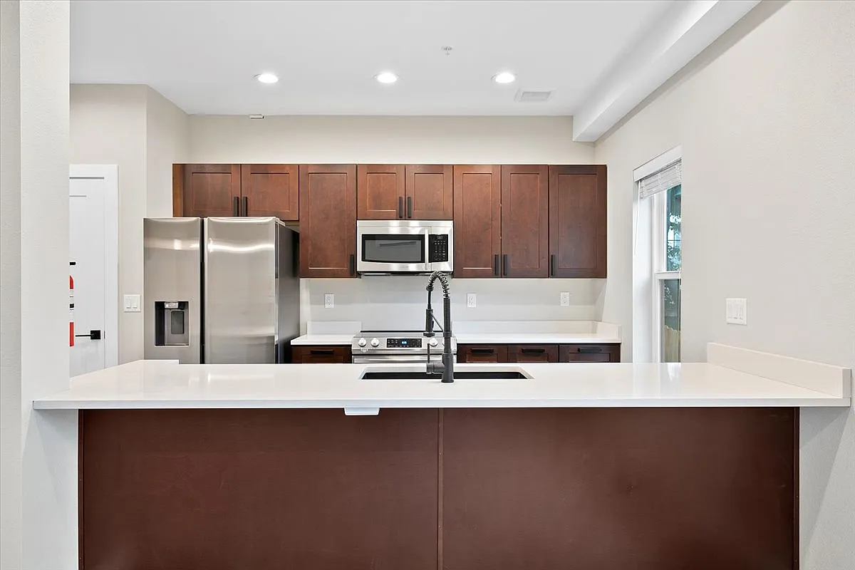 2 bed, 2.5 bath, 1175 sqft, $2,200 — Photo 2