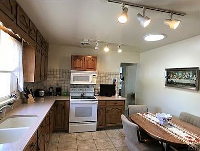 Eat-in Kitchen