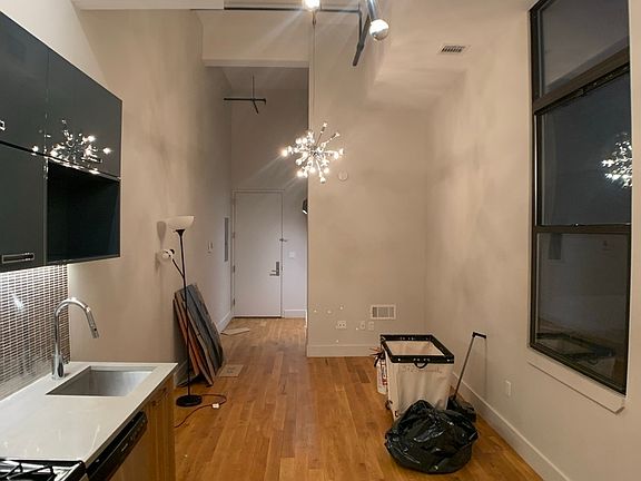 4th image of 372 Kosciusko St #203