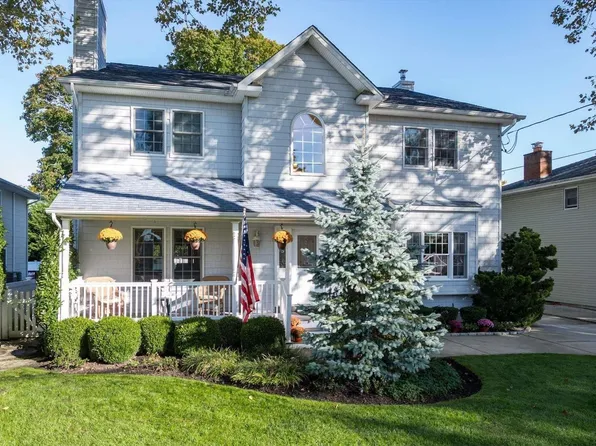 27 Adam Road W, Massapequa, NY 11758