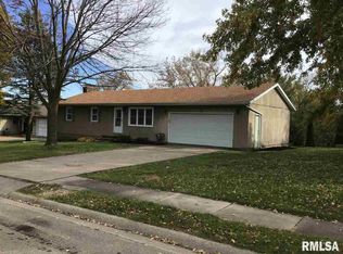 1121 N 10th St, Clinton, IA 52732