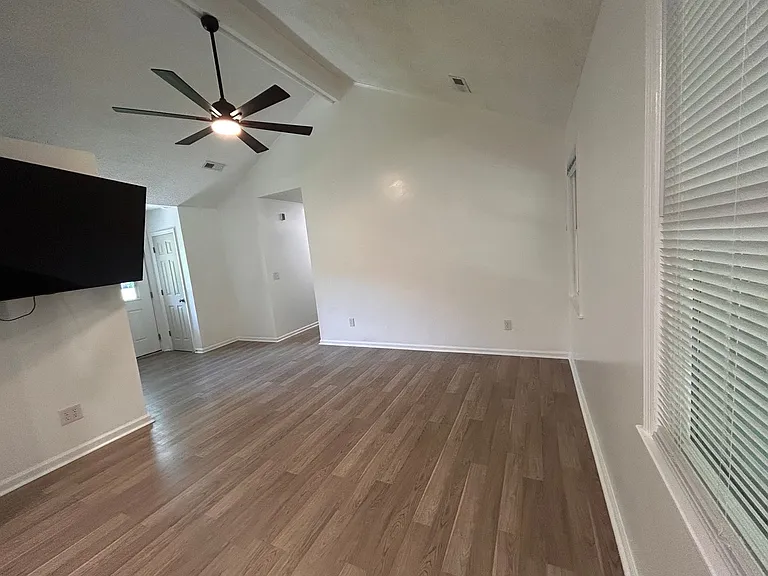 401 Bluebell Ave — Photo 8