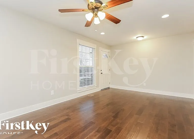 208 Beech Dr — Photo 4