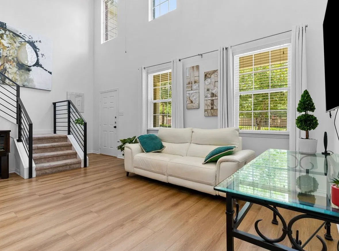 2 bed, 1216 sqft, $2,200 — Photo 1