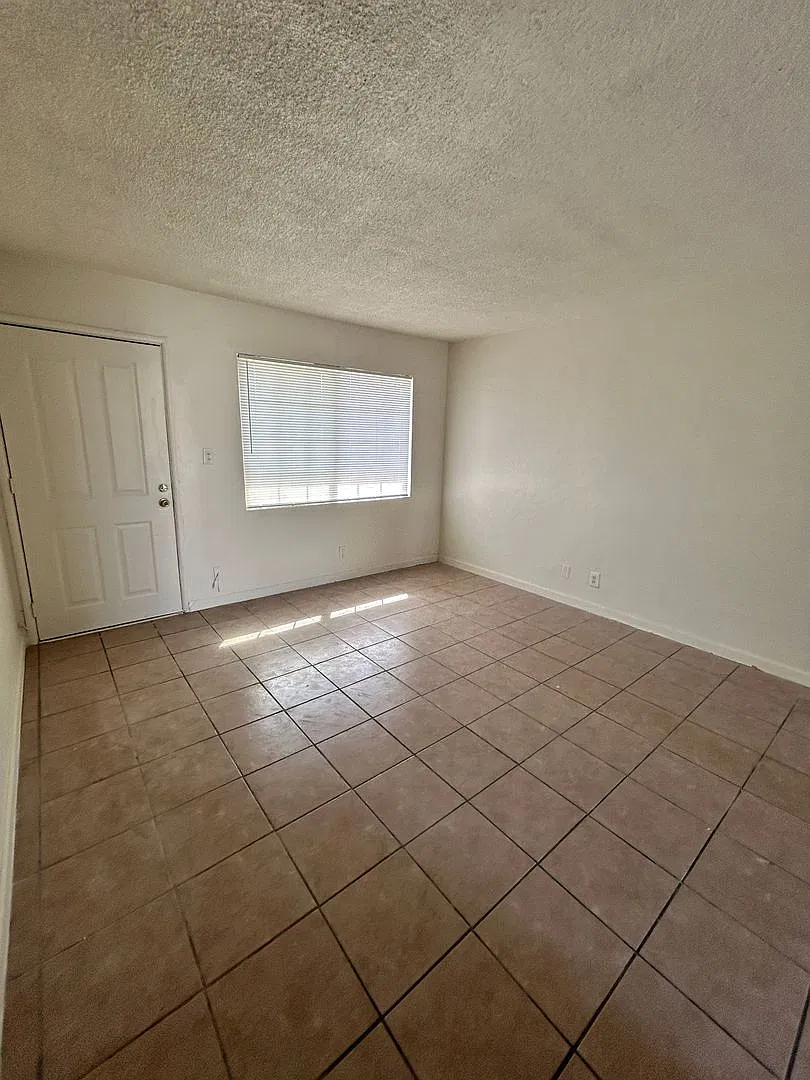 1012 1-14 Rodgers — Photo 2