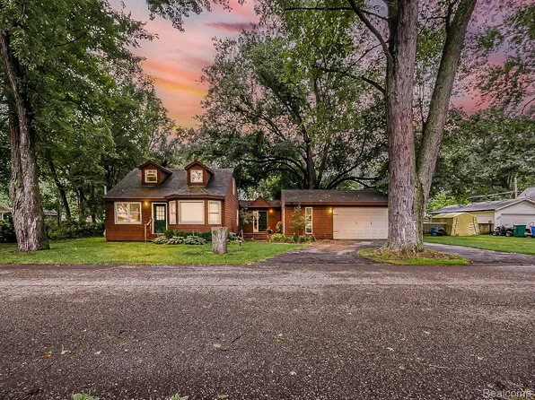 3158 Fox Blvd, Commerce Township, MI 48382