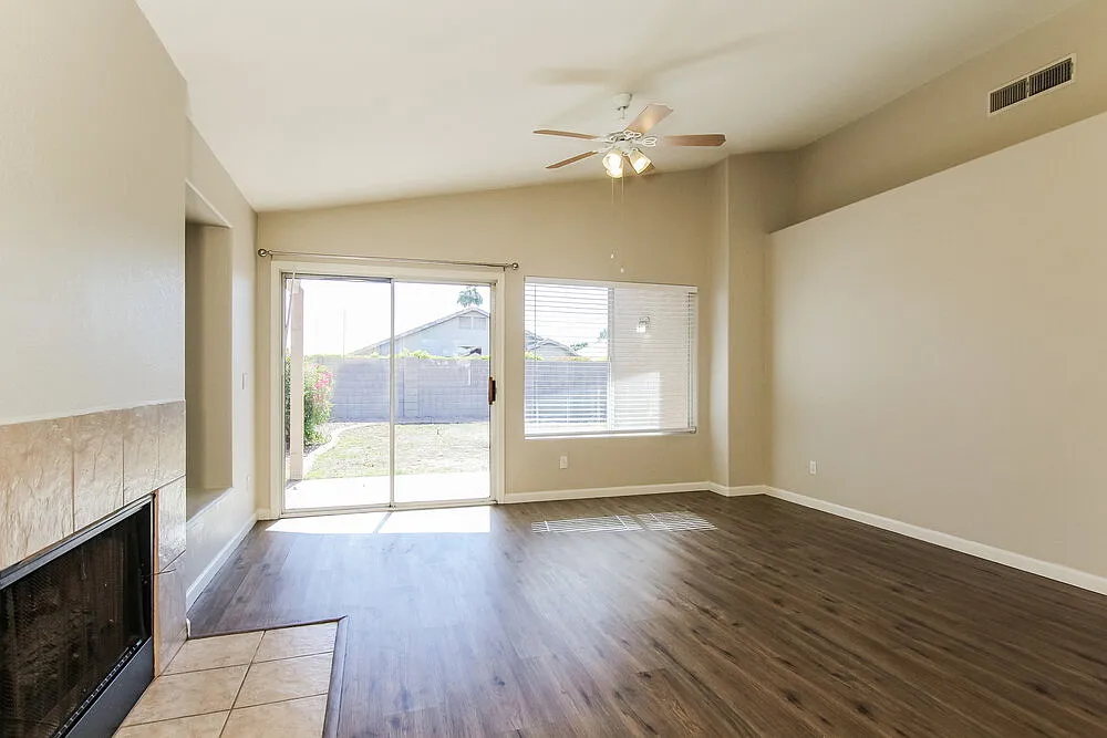 3 bed, 2.0 bath, 1268 sqft, $1,905 — Photo 3
