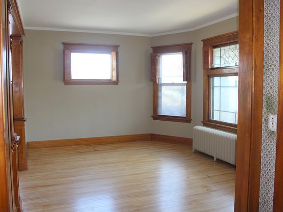 2nd image of 811-813 E Margaret St