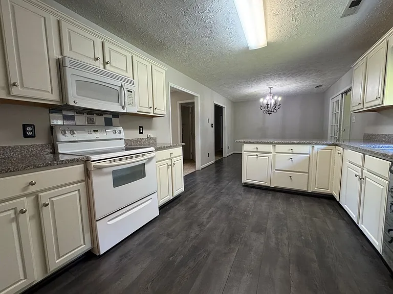 5870 McDonald Rd — Photo 40