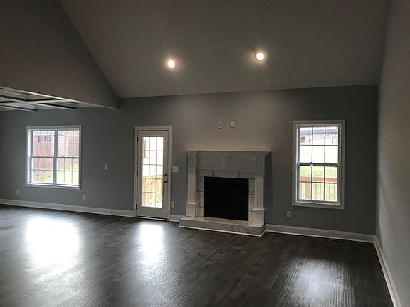 3rd image of 584 Larkspur Dr