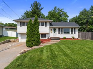 2026 Crestline Dr, Muscatine, IA 52761