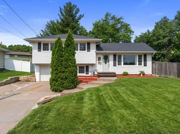 2026 Crestline Dr, Muscatine, IA 52761
