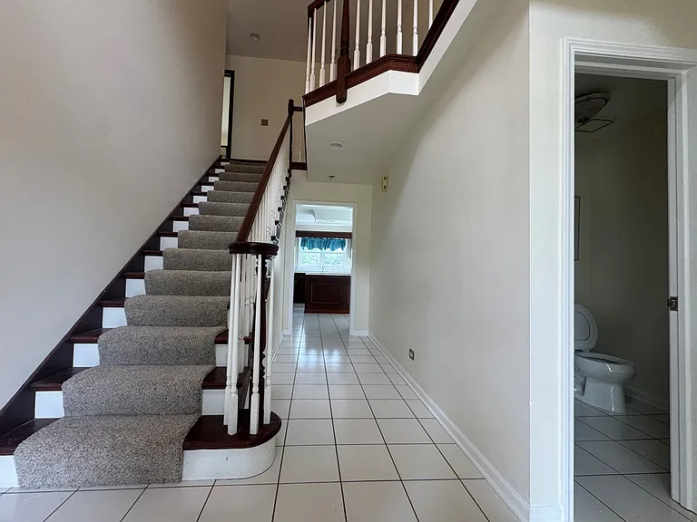 1108 Hollingswood Ave — Photo 2