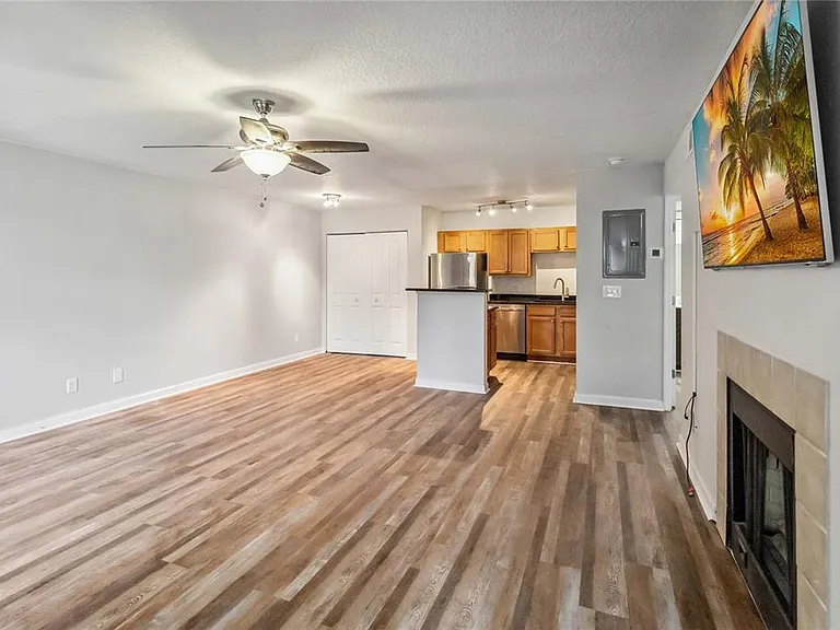 320 Black Oak Ct #107 — Photo 8