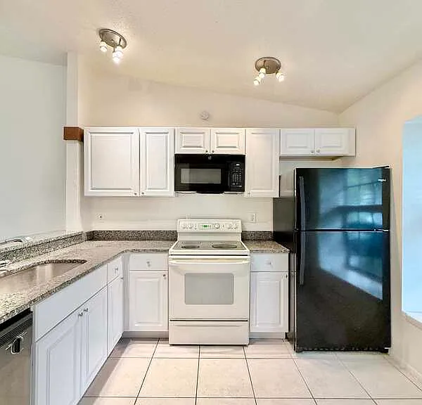 599 Capistrano Ct — Photo 5