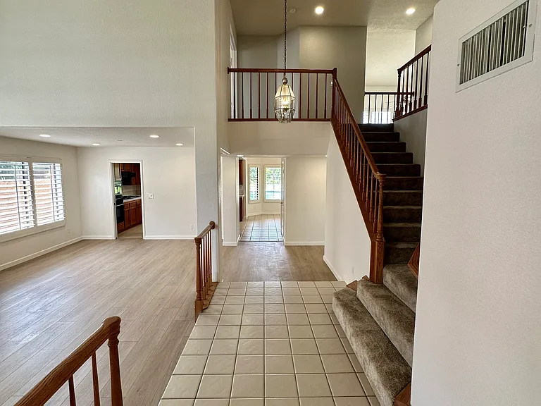 1043 Cordova Dr — Photo 7