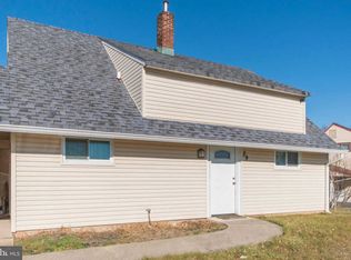 39 Winding Rd, Levittown, PA 19057