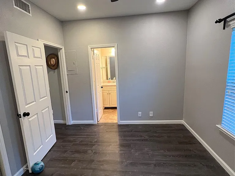 2414 Longview St #202 — Photo 18