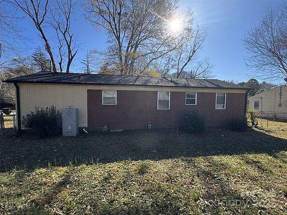 5th image of 2724 Mary Ave
