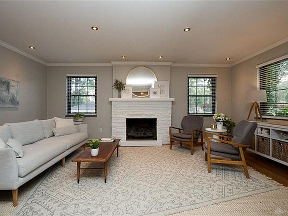 4th image of 256 Castle Dr