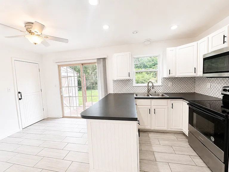 1002 Irving Dr — Photo 9
