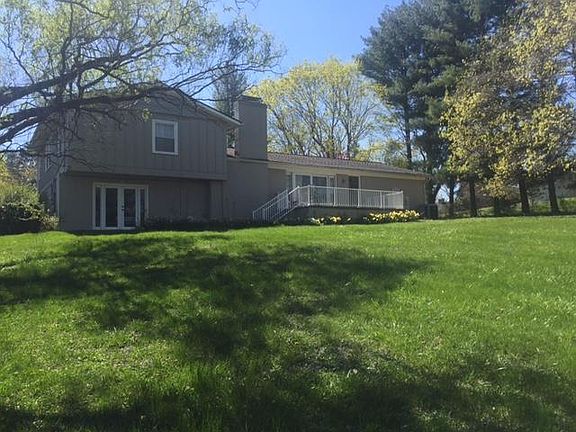 2nd image of 805 Bowyer Ln