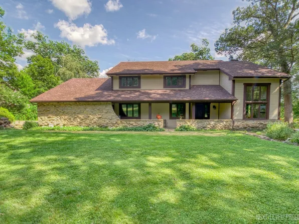 43W663 Marian Cir S, Sugar Grove, IL 60554