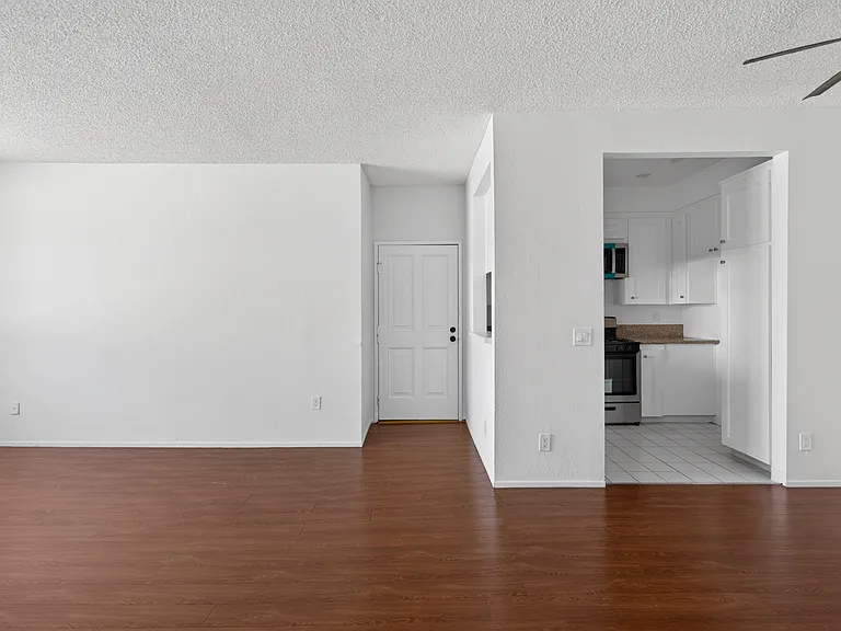 Woodman Ave Apartments — Photo 41