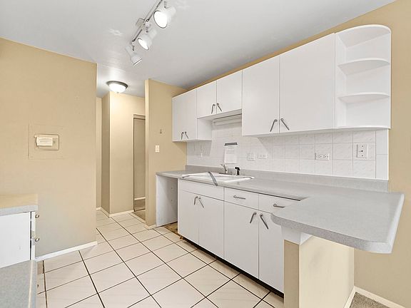 5th image of 2630 N Windsor Dr Unit 202