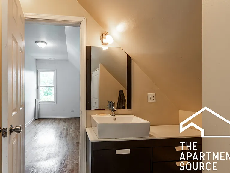 1245 W Barry Ave #T — Photo 8