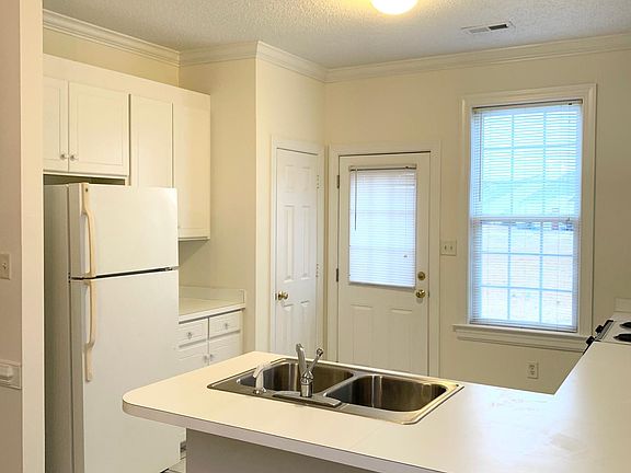 Breakfast Bar and Full Pantry