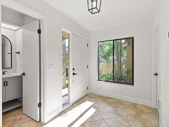 4th image of 1933 Saint Andrews Pl