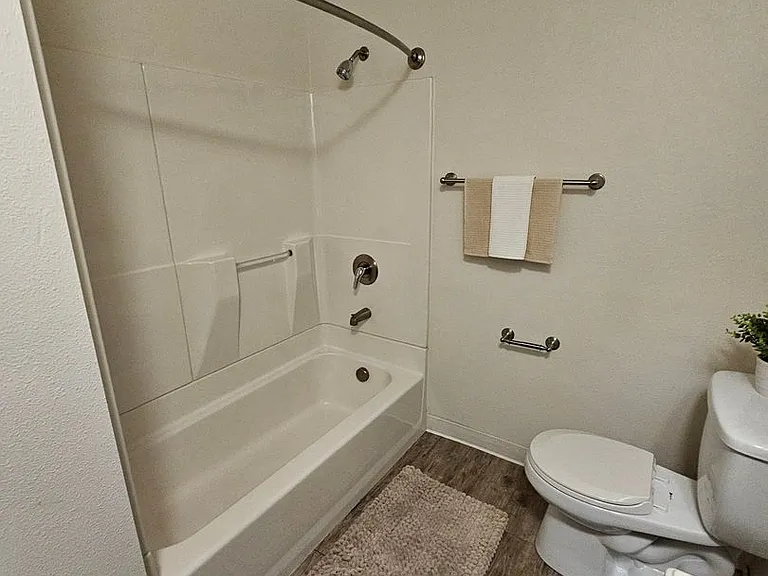 Beverly Grove Apartments — Photo 22