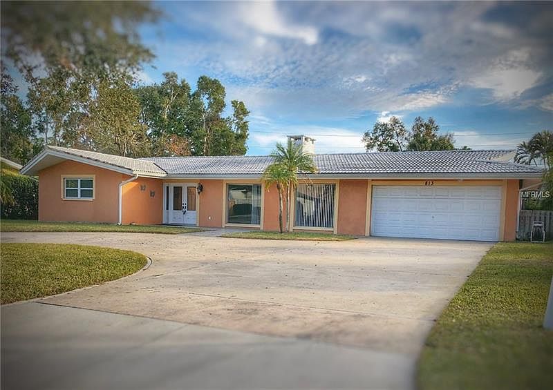 2nd image of 813 Royal Dr