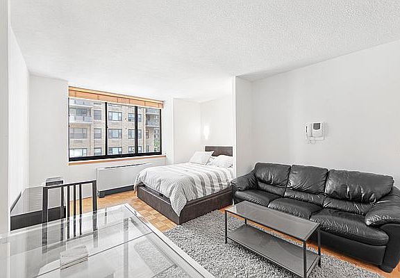 4th image of 250 E 40th St APT 4C