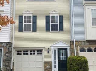 109 Meadows Ln, Alexandria, VA 22304