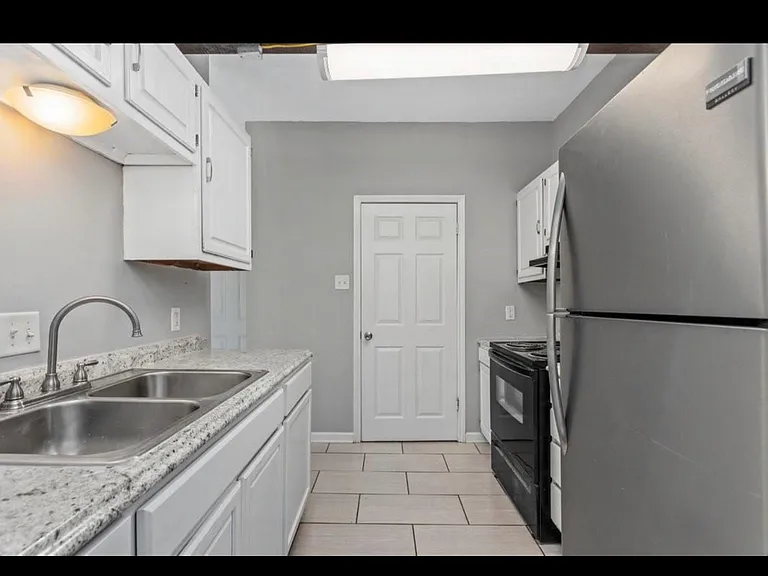 1911 Hodges St — Photo 6