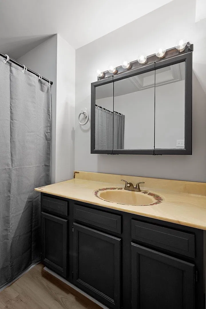 Stunning 3 bedroom home in McKees Rocks available November 1! — Photo 2