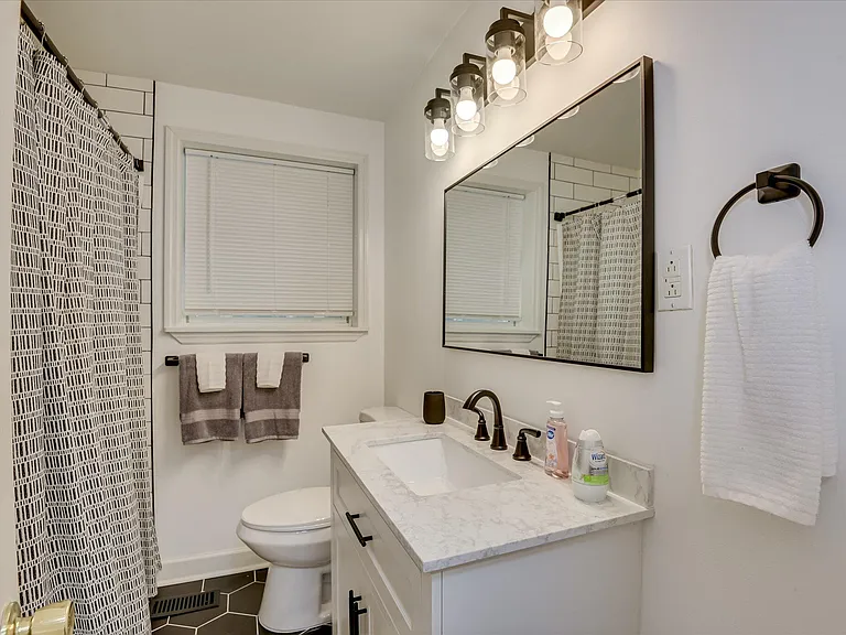 1803 Heath St — Photo 28
