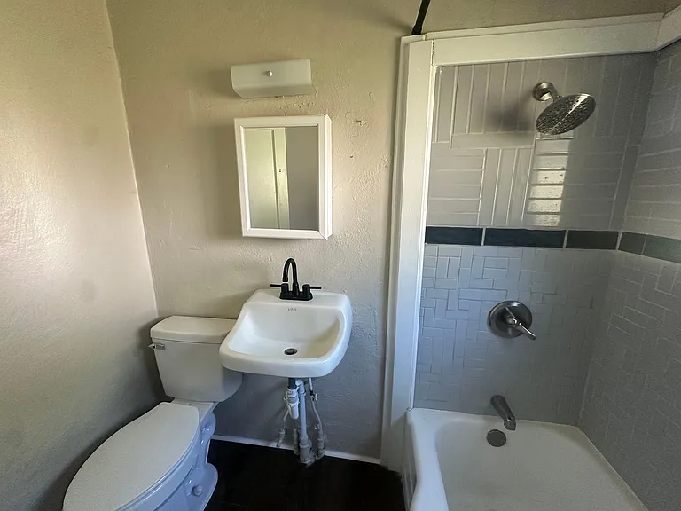 1326 Barry St — Photo 12