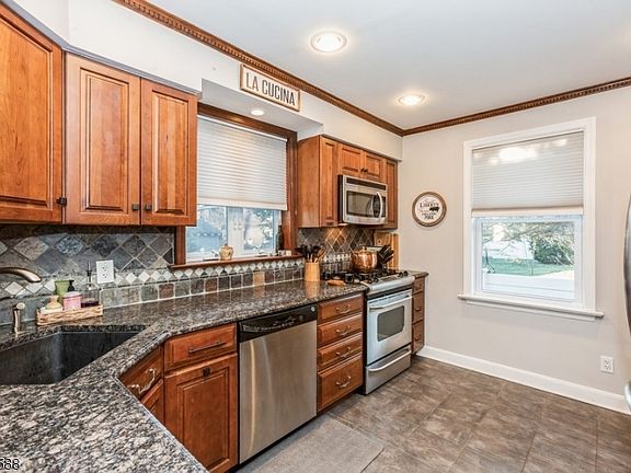 3rd image of 2436 Mountain Ave