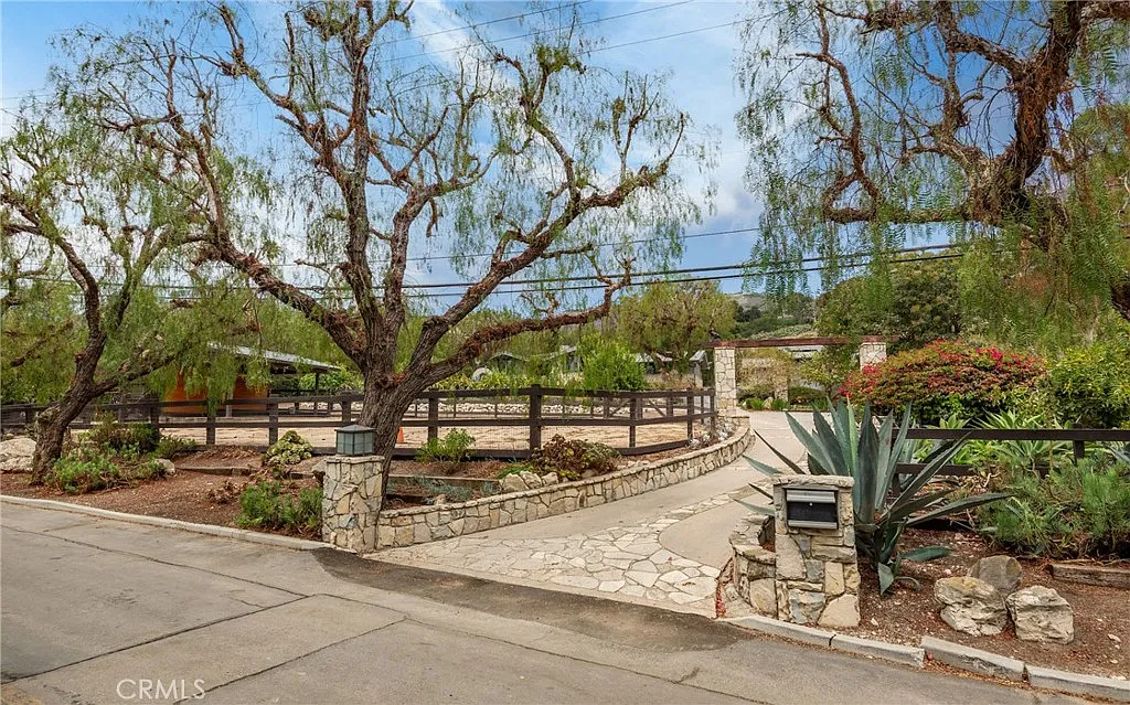 3 bed, 3.0 bath, 2759 sqft, $10,500 — Photo 2