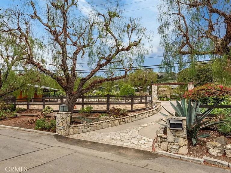 57 Narcissa Dr — Photo 2