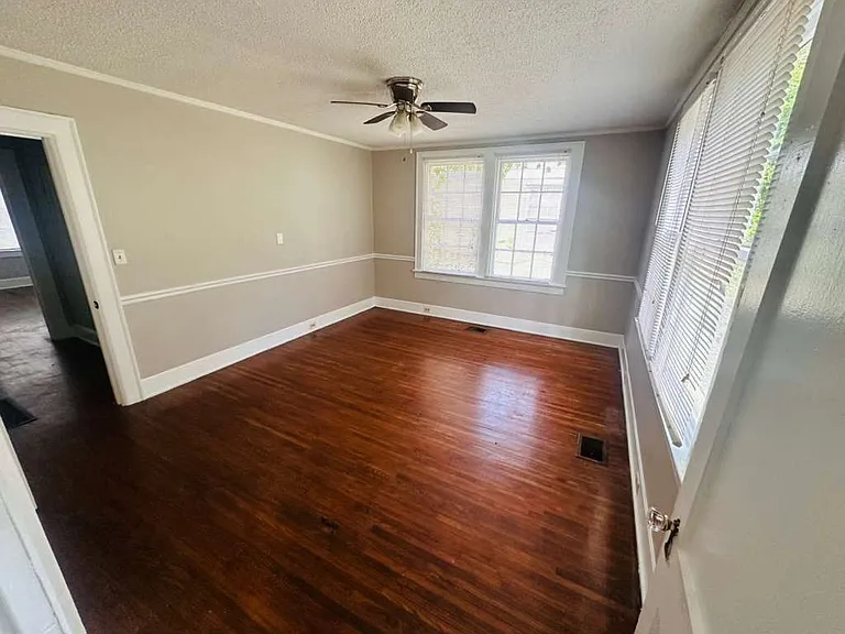 2331 Glendale Ave — Photo 11