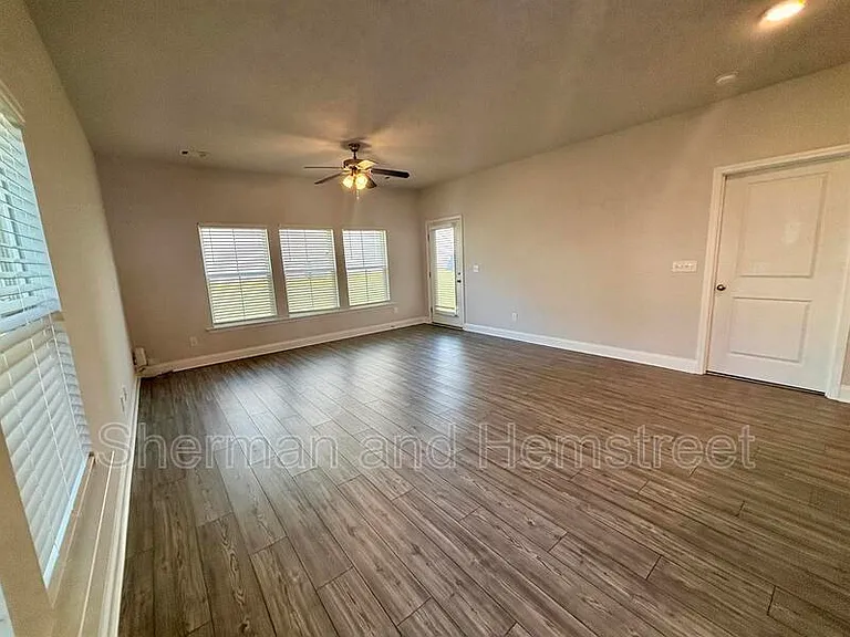 1101 Clareton Dr — Photo 8
