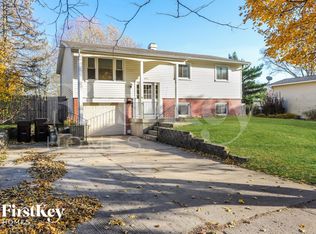 923 Nottingham Ln, Crystal Lake, IL 60014