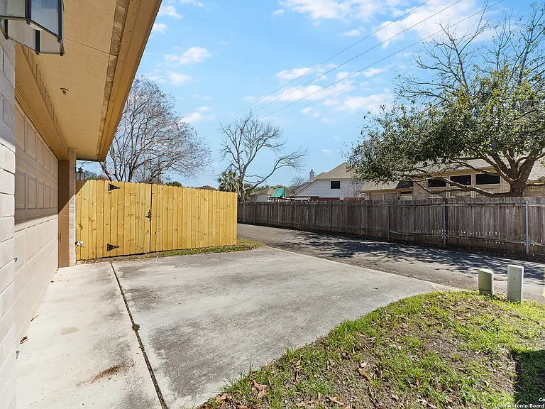 1504 Circle Oak Dr — Photo 33