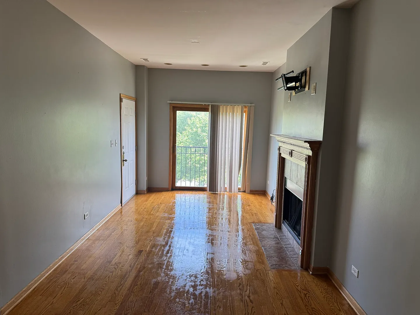 3 bed, 1200 sqft, $2,250 — Photo 2